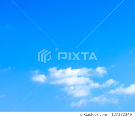 一張簡單的藍天白雲圖。 一張簡單的藍天白雲圖。 137372349