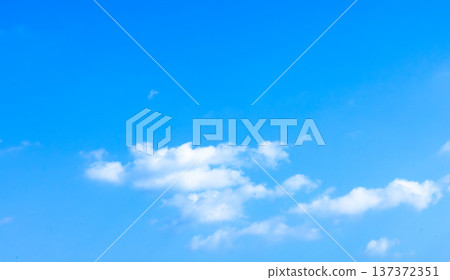 一張簡單的藍天白雲圖。 一張簡單的藍天白雲圖。 137372351