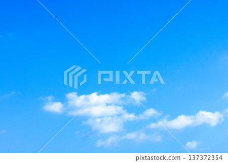 一張簡單的藍天白雲圖。 一張簡單的藍天白雲圖。 137372354