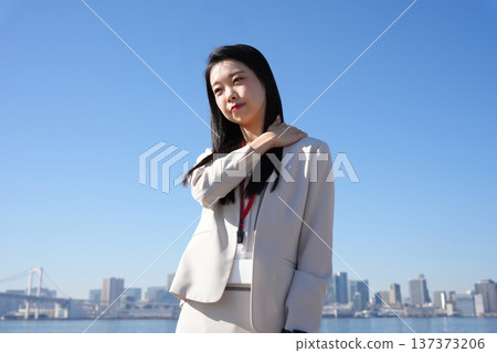 一位看起來很疲憊的年輕女商人 137373206