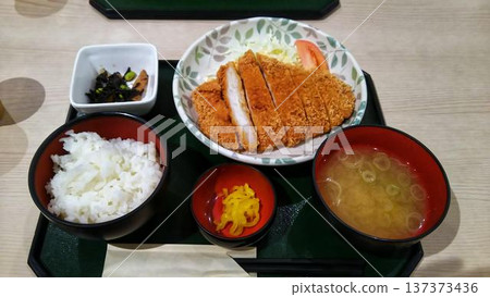 八戶站的炸豬排套餐 八戶站的炸豬排套餐 137373436