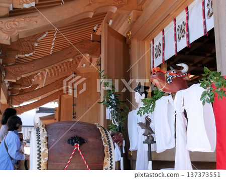 在恩田祭當天，阿蘇神社（熊本縣阿蘇市）會展出插秧人偶。 137373551