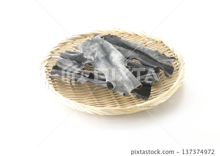 籃子裡的乾海帶，以白色背景拍攝。 137374972