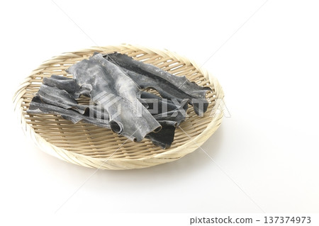 籃子裡的乾海帶，以白色背景拍攝。 137374973