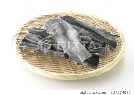 籃子裡的乾海帶，以白色背景拍攝。 137374975