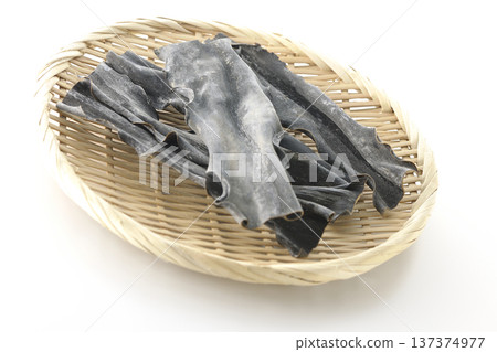 籃子裡的乾海帶，以白色背景拍攝。 137374977