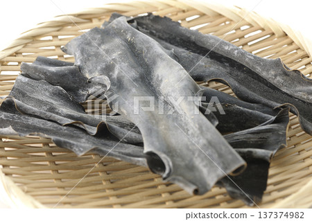 籃子裡的乾海帶，以白色背景拍攝。 137374982