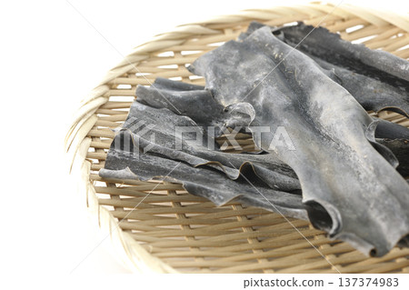 籃子裡的乾海帶，以白色背景拍攝。 137374983