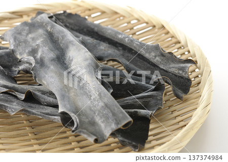 籃子裡的乾海帶，以白色背景拍攝。 137374984