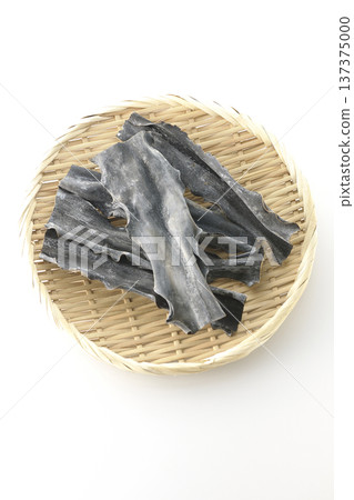 籃子裡的乾海帶，以白色背景拍攝。 137375000