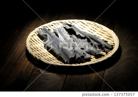 濾網上的乾海帶 137375057