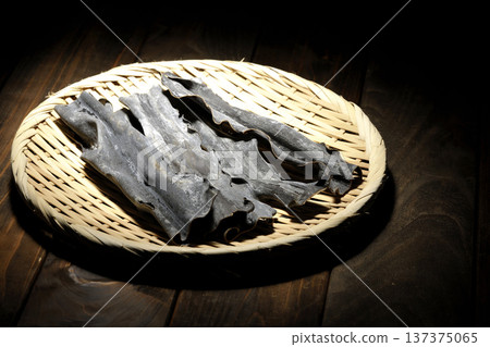 濾網上的乾海帶 137375065