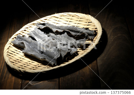 濾網上的乾海帶 137375066