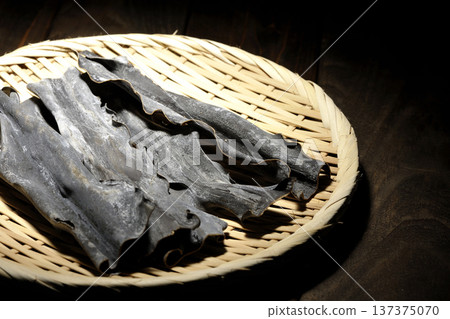 濾網上的乾海帶 137375070