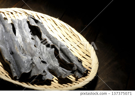 濾網上的乾海帶 137375071