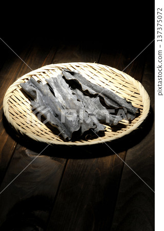 濾網上的乾海帶 137375072