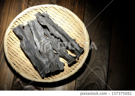 濾網上的乾海帶 137375081