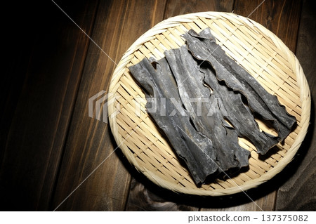 濾網上的乾海帶 137375082