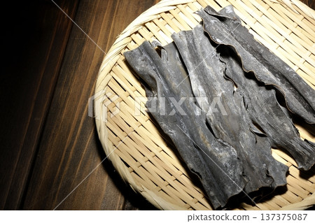 濾網上的乾海帶 137375087