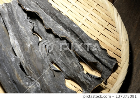 濾網上的乾海帶 137375091