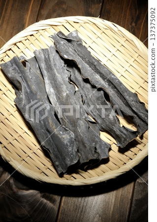 濾網上的乾海帶 137375092