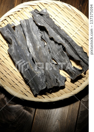 濾網上的乾海帶 137375094