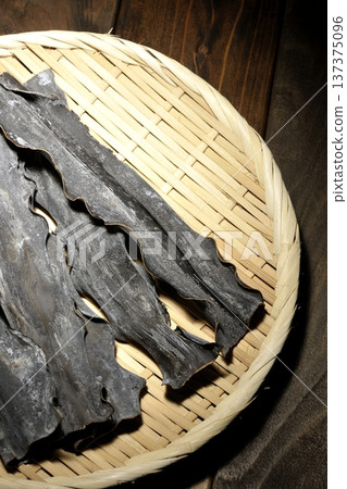 濾網上的乾海帶 137375096