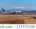 一架客機從仙台機場起飛，飛往白雪皚皚的藏王山脈。 137375346