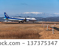 一架客機從仙台機場起飛，飛往白雪皚皚的藏王山脈。 137375347