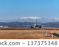 一架客機從仙台機場起飛，飛往白雪皚皚的藏王山脈。 137375348