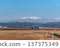 一架客機從仙台機場起飛，飛往白雪皚皚的藏王山脈。 137375349