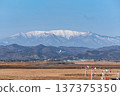 一架客機從仙台機場起飛，飛往白雪皚皚的藏王山脈。 137375350