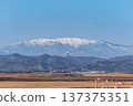 一架客機從仙台機場起飛，飛往白雪皚皚的藏王山脈。 137375351