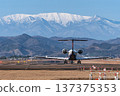 一架客機從仙台機場起飛，飛往白雪皚皚的藏王山脈。 137375353