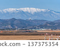 一架客機從仙台機場起飛，飛往白雪皚皚的藏王山脈。 137375354