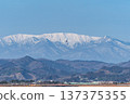 一架客機從仙台機場起飛，飛往白雪皚皚的藏王山脈。 137375355