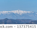 一架客機從仙台機場起飛，背景是白雪皚皚的藏王山脈。 137375415
