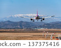 壯麗的藏王山脈景色，以及一架客機在仙台機場降落。 137375416