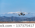 壯麗的藏王山脈景色，以及一架客機在仙台機場降落。 137375417
