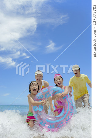 一家四口在夏日海中嬉戲 一家四口在夏日海中嬉戲 137375702