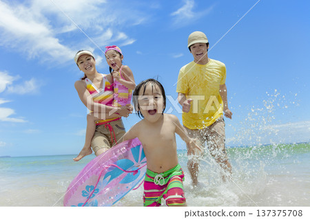一家四口在夏日海中嬉戲 137375708