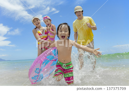 一家四口在夏日海中嬉戲 137375709