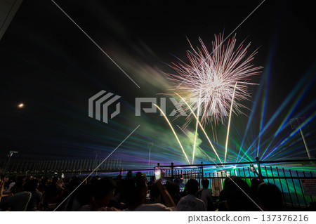 賽艇賽道上的夜間煙火和雷射表演 137376216