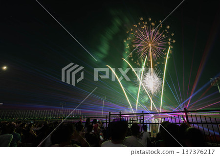 賽艇賽道上的夜間煙火和雷射表演 137376217