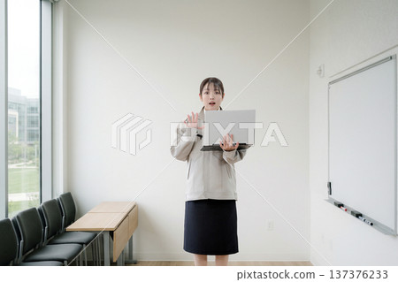 訓練室裡,一位表情驚訝的女士 訓練室裡,一位表情驚訝的女士 137376233