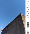 北千葉地區自來水公司連接水井的混凝土牆與蔚藍的冬日天空 137376247