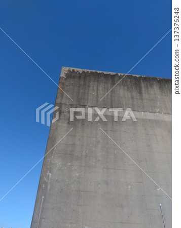 北千葉地區自來水公司連接水井的混凝土牆與蔚藍的冬日天空 137376248
