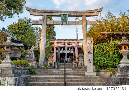 京都東山區劍神社(今熊野地區的守護神)的鳥居。以前是仙入寺的守護神。京都市東山區今熊野鶴宮町。 京都東山區劍神社(今熊野地區的守護神)的鳥居。以前是仙入寺的守護神。京都市東山區今熊野鶴宮町。 137376484