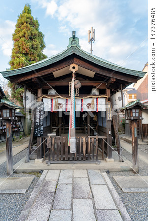 京都,東山,劍神社(今熊野地區的守護神)參拜殿。以前是仙入寺的守護神。京都市東山區今熊野鶴宮町。 京都,東山,劍神社(今熊野地區的守護神)參拜殿。以前是仙入寺的守護神。京都市東山區今熊野鶴宮町。 137376485