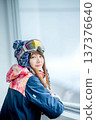 年輕女子從窗戶望向滑雪場。 137376640